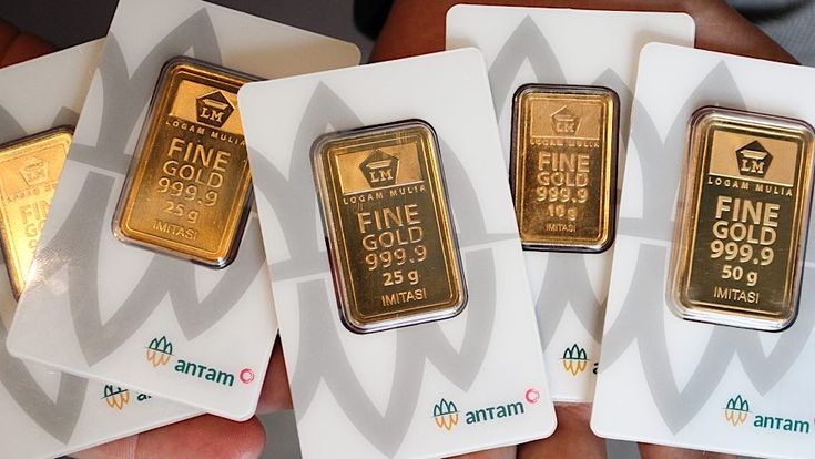 Petugas toko sedang menata logam mulia di etalase. Harga emas Antam hari ini, Selasa (11/11/2025), naik tajam hingga Rp 2,36 juta per gram.