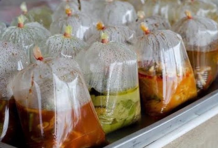 Makanan panas yang dibungkus dengan plastik berpotensi melepaskan zat kimia berbahaya seperti BPA dan phthalates yang dapat mengancam kesehatan.