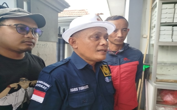 Ketua LKBH PGRI Trenggalek Haris Yudhianto mendampingi korban ketika dipanggil penyidik untuk menjadi saksi proses hukum lanjutan.