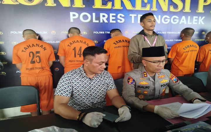 Kapolres Trenggalek AKBP Ridwan Maliki, merilis kasus pemuda asal Desa Prigi, Kecamatan Watulimo, Kabupaten Trenggalek, tanpa alasan jelas menganiaya pemuda yang lewat, Senin (10/11/2025).