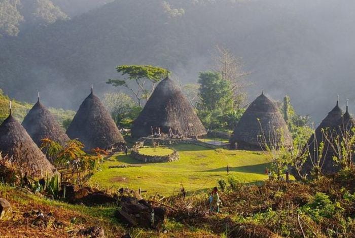 Mbaru Niang di Kampung Adat Wae Rebo, simbol kehangatan dan persatuan masyarakat Manggarai yang berdiri megah di atas awan Flores.