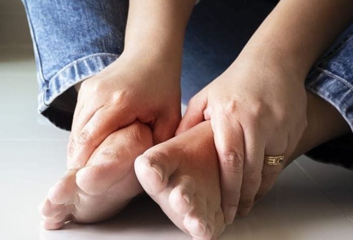 Kaki yang bersih dan kering membantu mencegah bau tidak sedap akibat pertumbuhan bakteri.