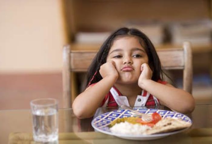 Anak yang dipaksa makan cenderung menjadi picky eater. Ciptakan suasana makan yang positif agar si kecil mau mencoba berbagai jenis makanan.(Pinterest)