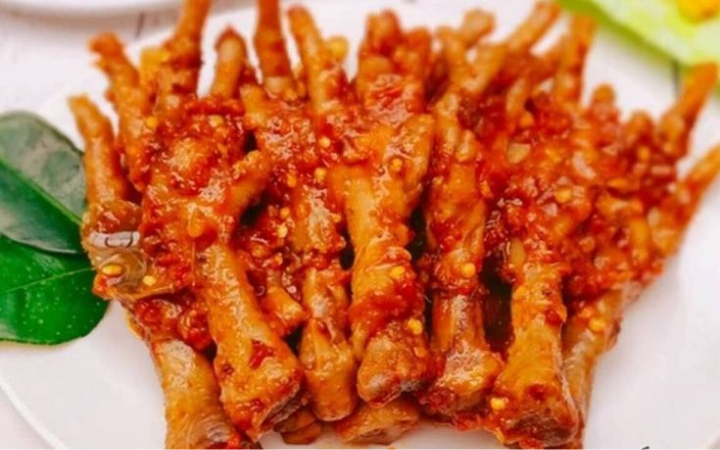 Ceker pedas dengan bumbu melimpah jadi menu favorit baru para foodies karena rasanya yang kenyal, gurih, dan bikin nagih.