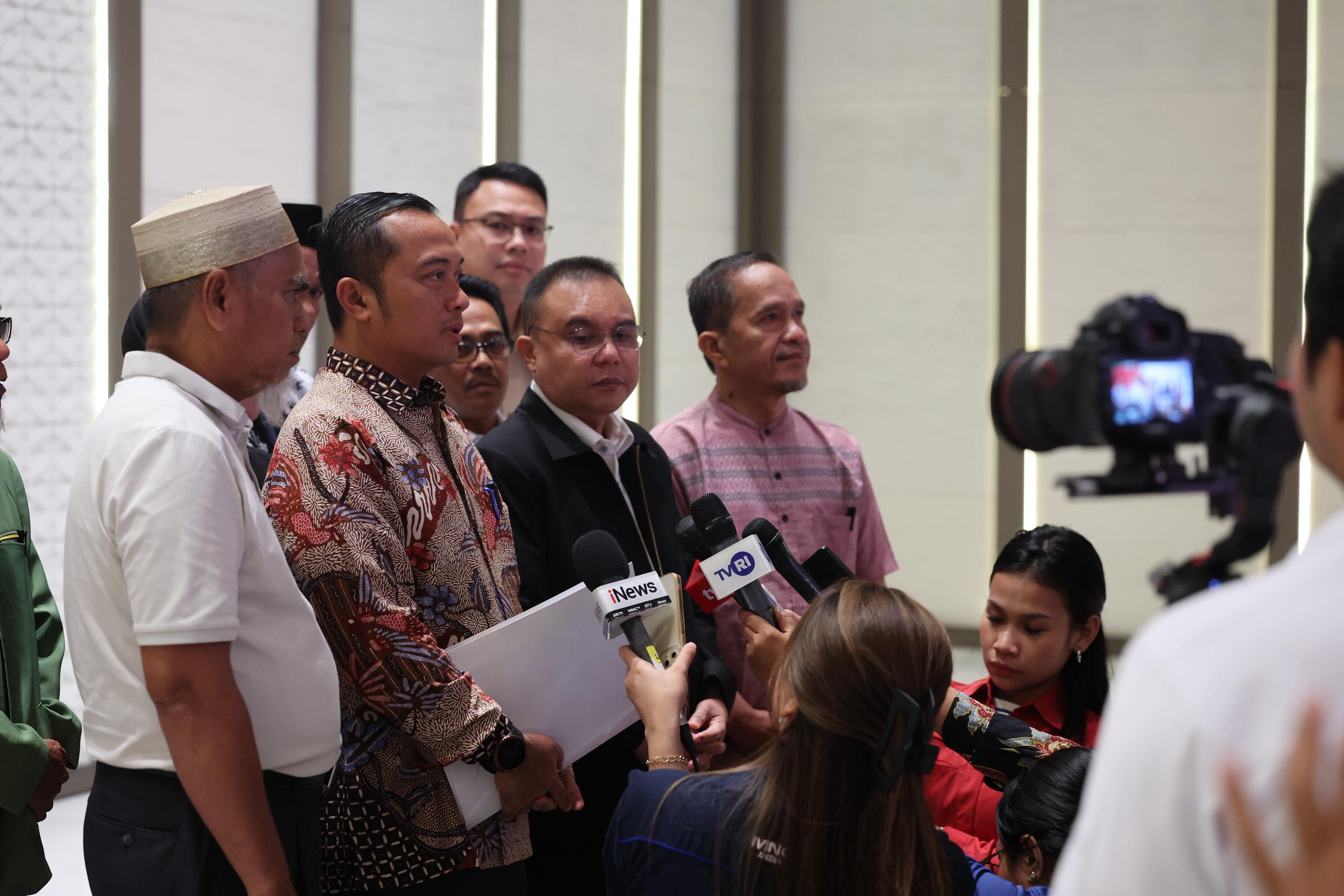 Setneg Prasetyo Hadi beri penjelasan dua guru asal Kabupaten Luwu Utara, Sulawesi Selatan, Abdul Muis dan Rasnal, setelah menerima langsung surat rehabilitasi dari Presiden RI Prabowo Subianto.