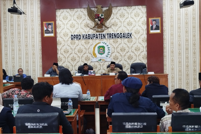 Unsur Pimpinan DPRD Trenggalek menerima aspirasi masyarakat yang datang lasung dan kedepan bisa dilakukan menggunakan aplikasi E-Asmara
