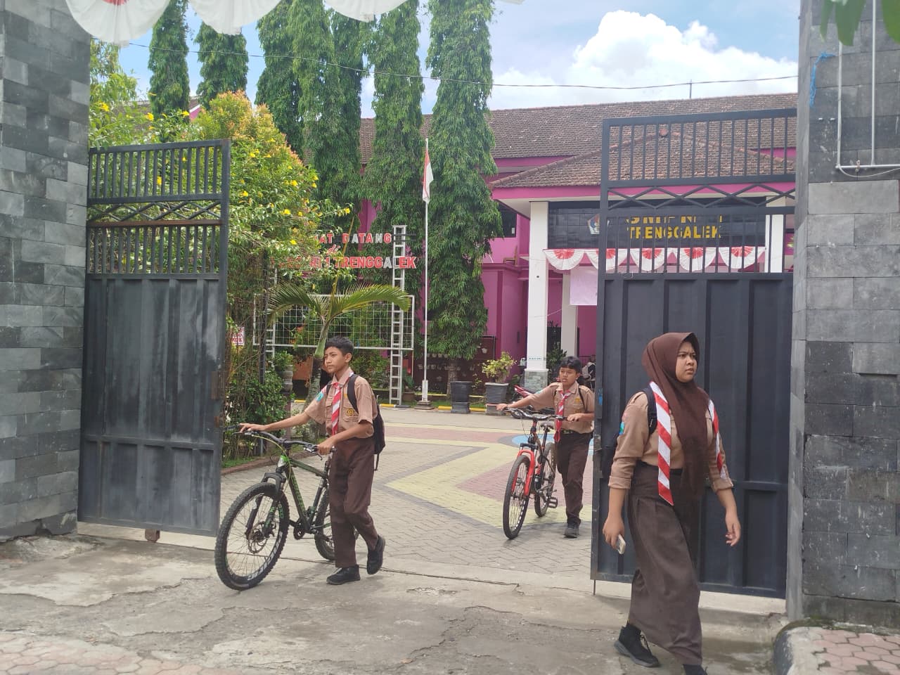 Suasana KBM di SMPN 1 Trenggalek seperti biasa dan siswi pemicu pemukulan guru masih belum masuk.