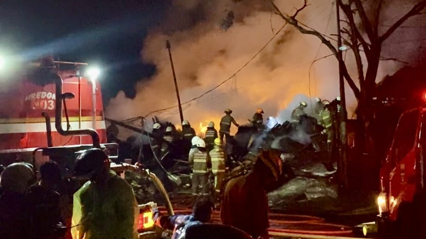 ebakaran hebat melanda deretan jongko penjual kayu palet di Jalan Pasir Koja, Kecamatan Babakan Ciparay, Kota Bandung, pada Selasa (11/11/2025) malam.