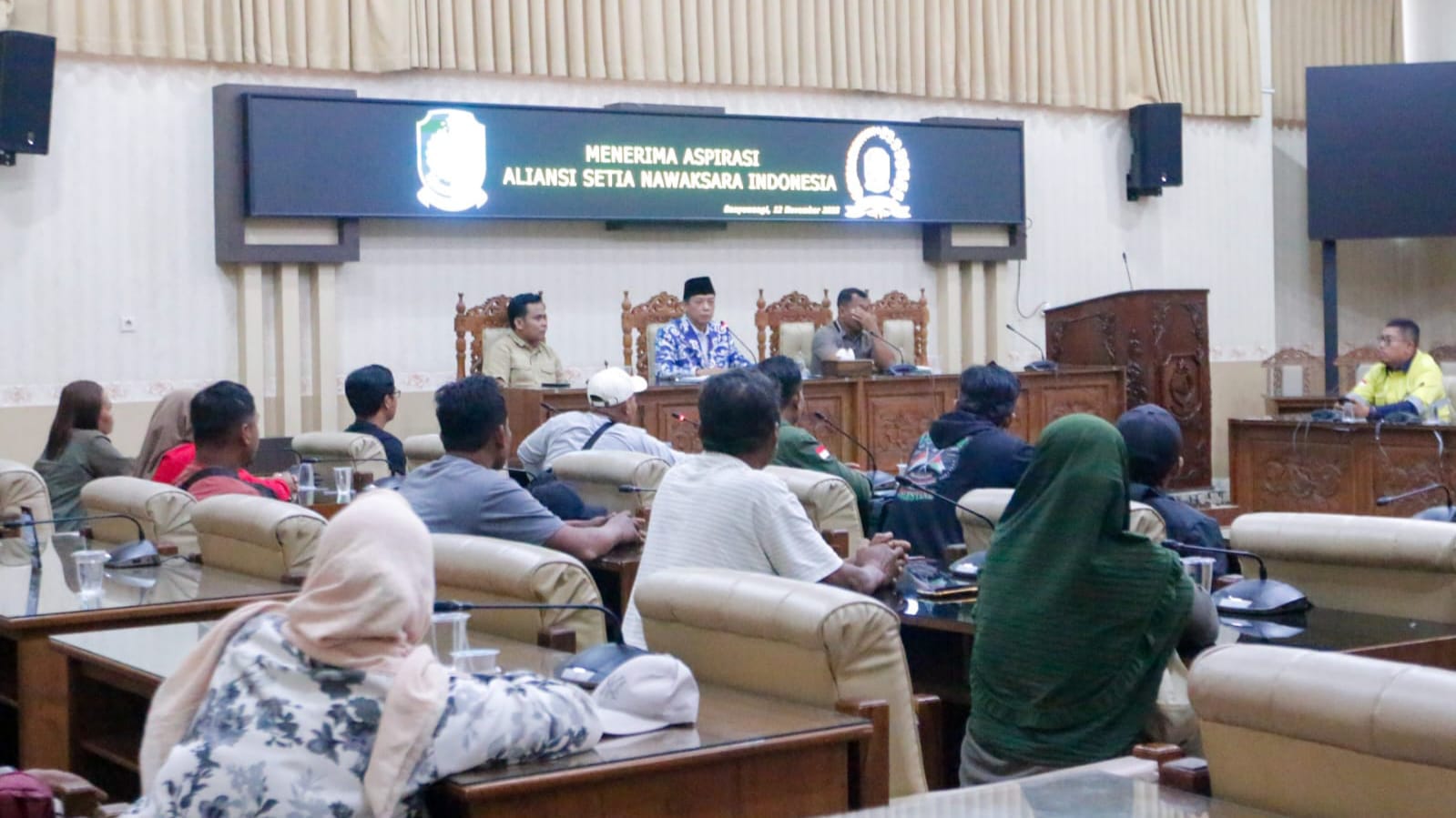 DPRD Banyuwangi menerima aspirasi dari masyarakat Pesanggaran yang tergabung dalam Aliansi Setia Nawakarsa Indonesia (ASNI), dengan menggelar hearing atau rapat dengar pendapat di ruang rapat khusus.