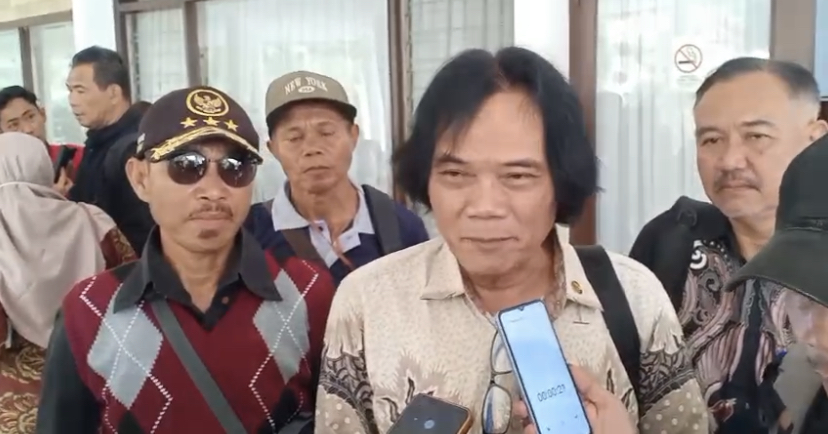 Kuasa Hukum Kelompok Tani Hutan (KTH) Tambak Agung Banyuwangi, Muslimin, hearing terkait tambang emas dengan komisi IV DPRD Banyuwangi.