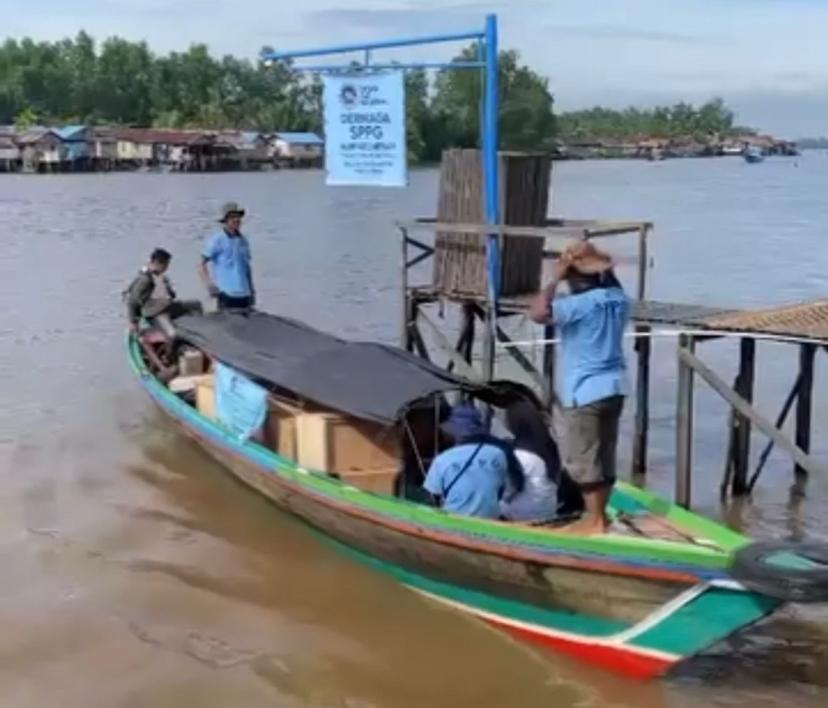 Di Kecamatan Aluh-Aluh, Kabupaten Banjar, Kalimantan Selatan, para relawan Satuan Pelayanan Pemenuhan Gizi (SPPG) harus menyeberangi laut dan sungai.