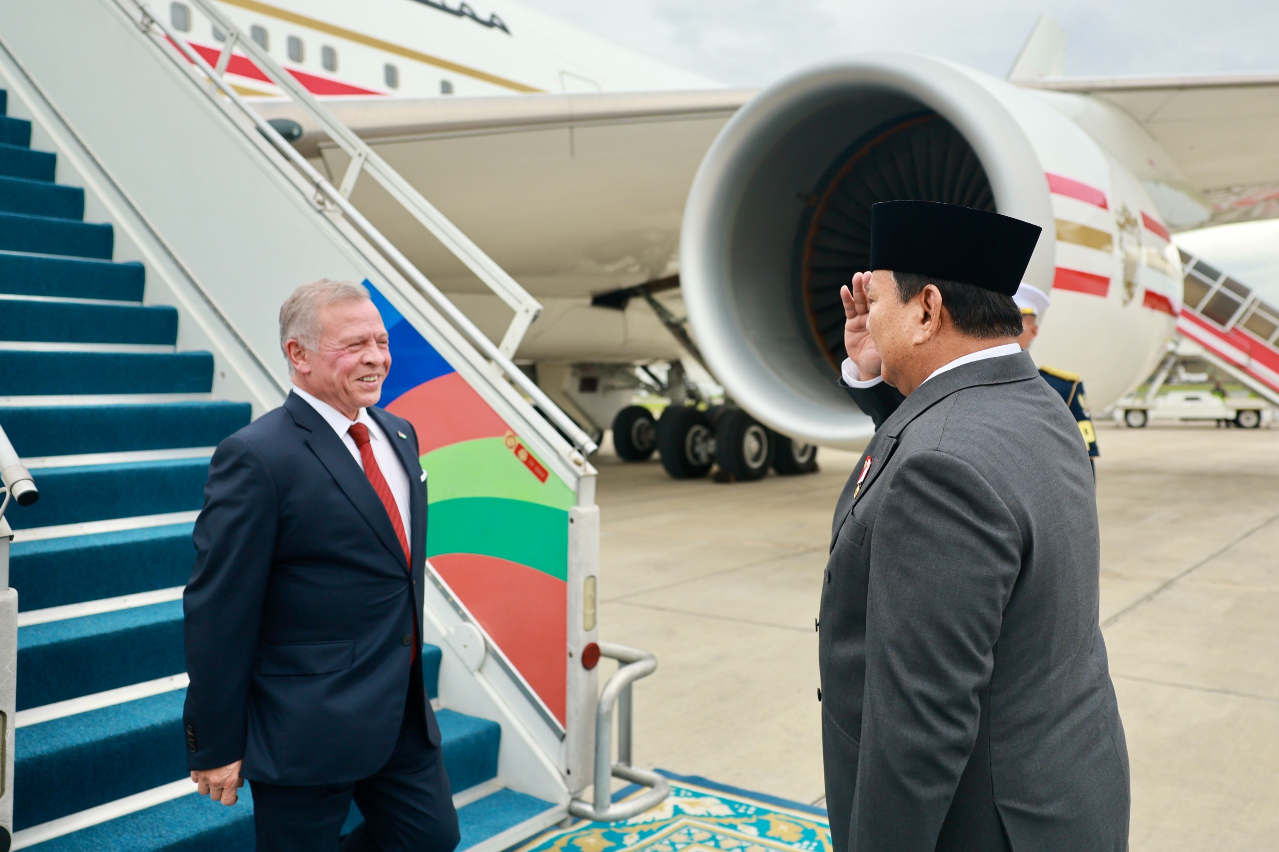 Presiden Prabowo menyambut kedatangan Raja Kerajaan Yordania Hasyimiyah, Abdullah II Ibn Al Hussein, di Lanud Halim Perdanakusuma, Jumat (14/11/2025).