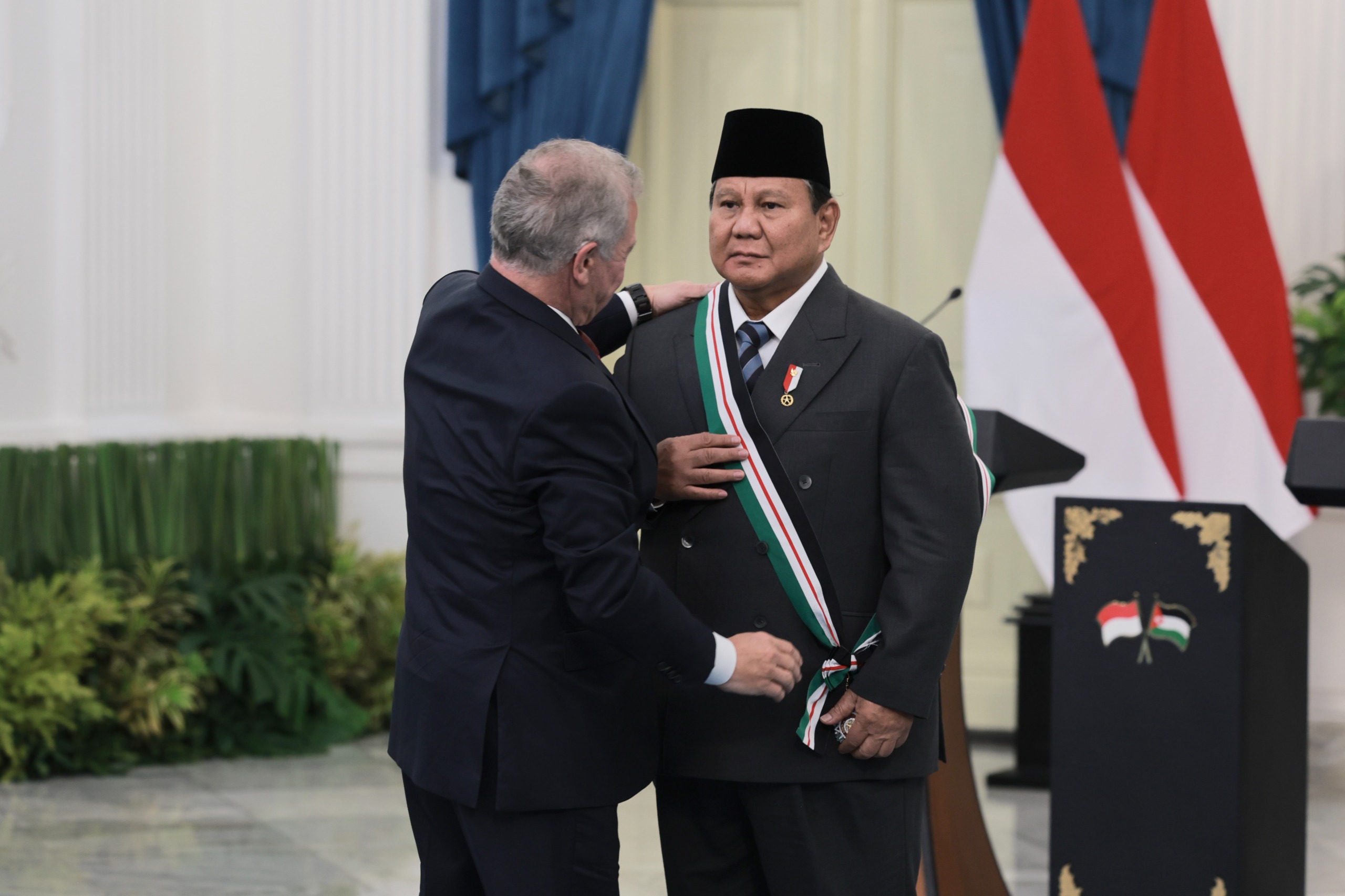 Presiden Republik Indonesia Prabowo Subianto menerima tanda kehormatan Bejeweled Grand Cordon Al-Nahda yang dianugerahkan oleh Raja Yordania Abdullah II ibn Al Hussein, Jumat (14/11/2025).