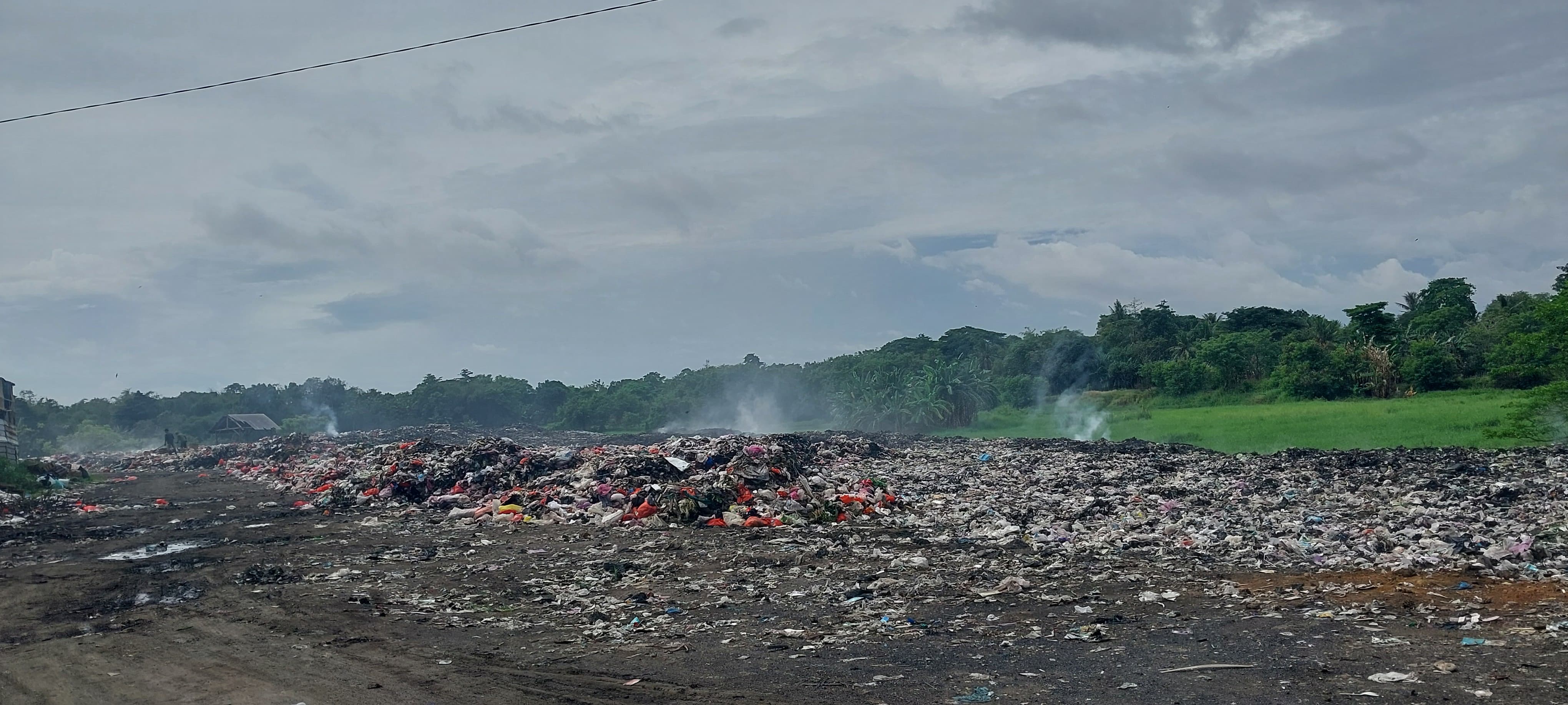 Warga Kampung Karang Jetak, Desa Bolang, Kecamatan Lebak Wangi, Kabupaten Serang kembali suarakan keluhan mereka terkait keberadaan Tempat Pembuangan Sampah (TPS) berdiri tak jauh dari permukiman.