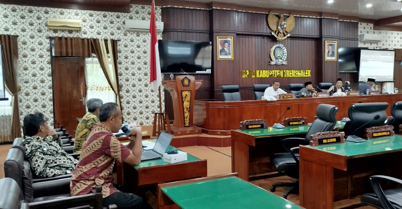 Unsur Pimpinan DPRD Trenggalek mendengar penjelasan dari TAPD dalam rapat Banggar.