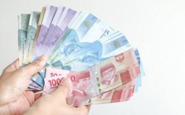 Petugas sosial mendampingi warga melakukan pengecekan data bansos PKH dan BPNT melalui sistem DTSEN yang terintegrasi dengan NIK.
