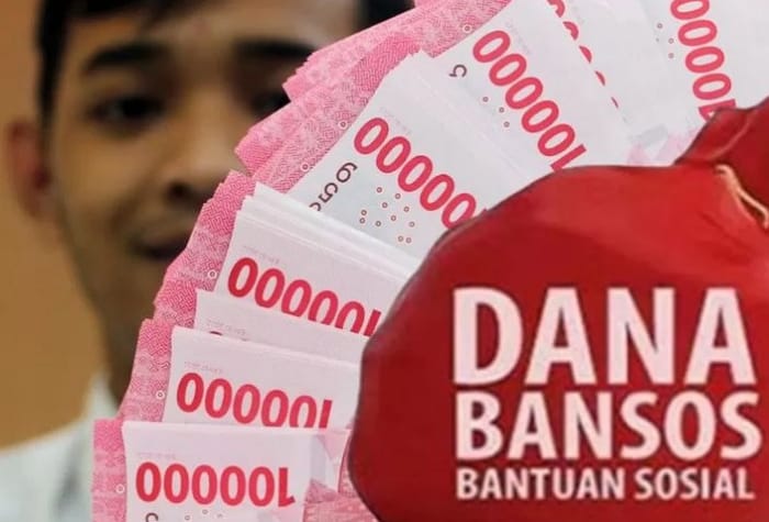 Warga menunjukkan KKS saat melakukan pengecekan pencairan BLT Kesra dan PKH BPNT tahap 4 di bank Himbara.
