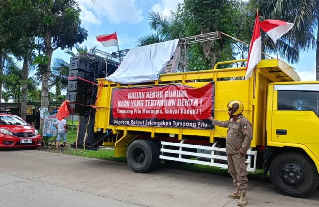 Puluhan warga di Banyuwangi gelar demo menolak tambang emas&nbsp; PT BSI, Rabu (12/11/2025).&nbsp;