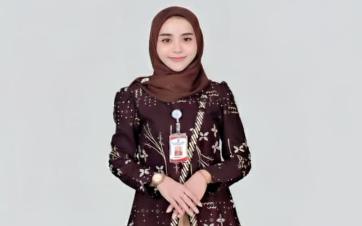 Guru tata kecantikan kulit dan rambut di SMKN 1 Pogalan Trenggalek,  Devi Larasati Sandhi, yang selalu bimbing siswa hingga sukses.