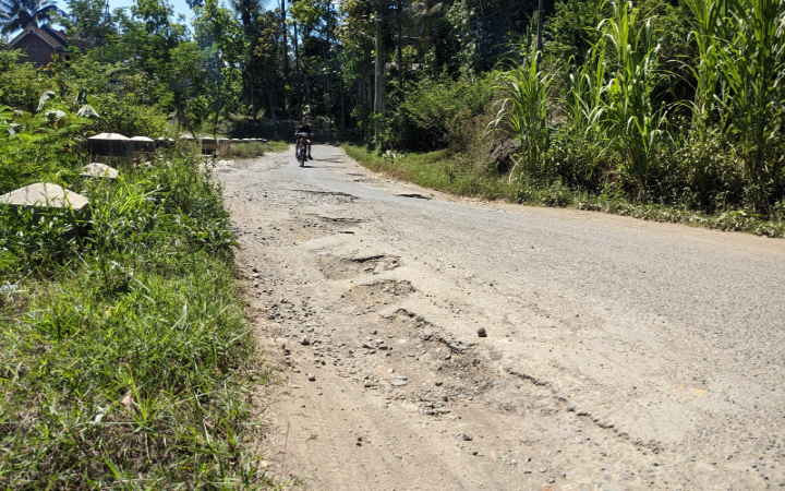 Kondisi jalan di Trenggalek yang mengalami kerusakan dan perlu dilakukan perbaikan.