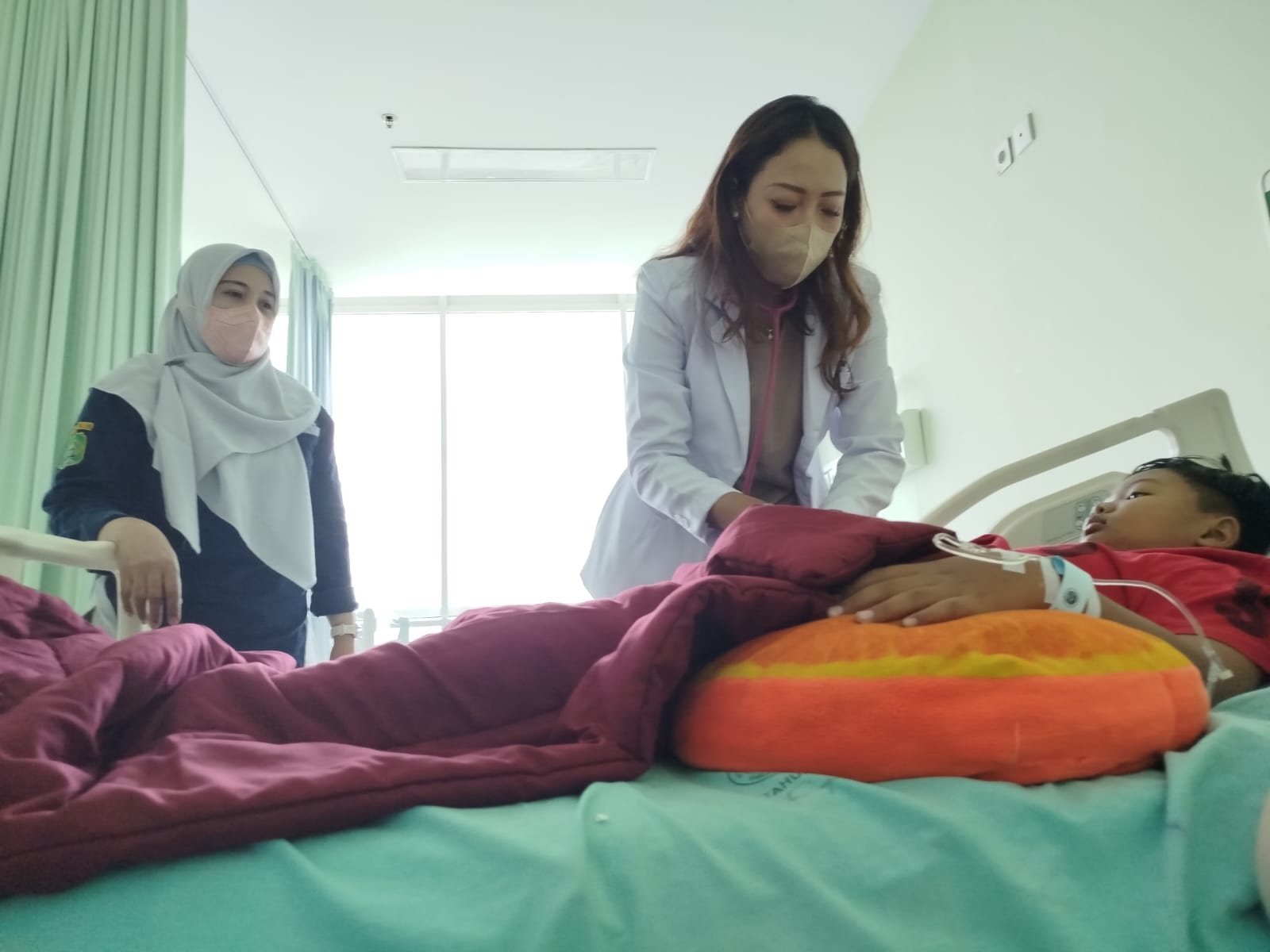 Dokter spesialis Anak RSUD dr Soedomo Trenggalek, dr Riza Maulina memeriksa pasien yang saat ini proses pemilihan akibat penyakitnya.