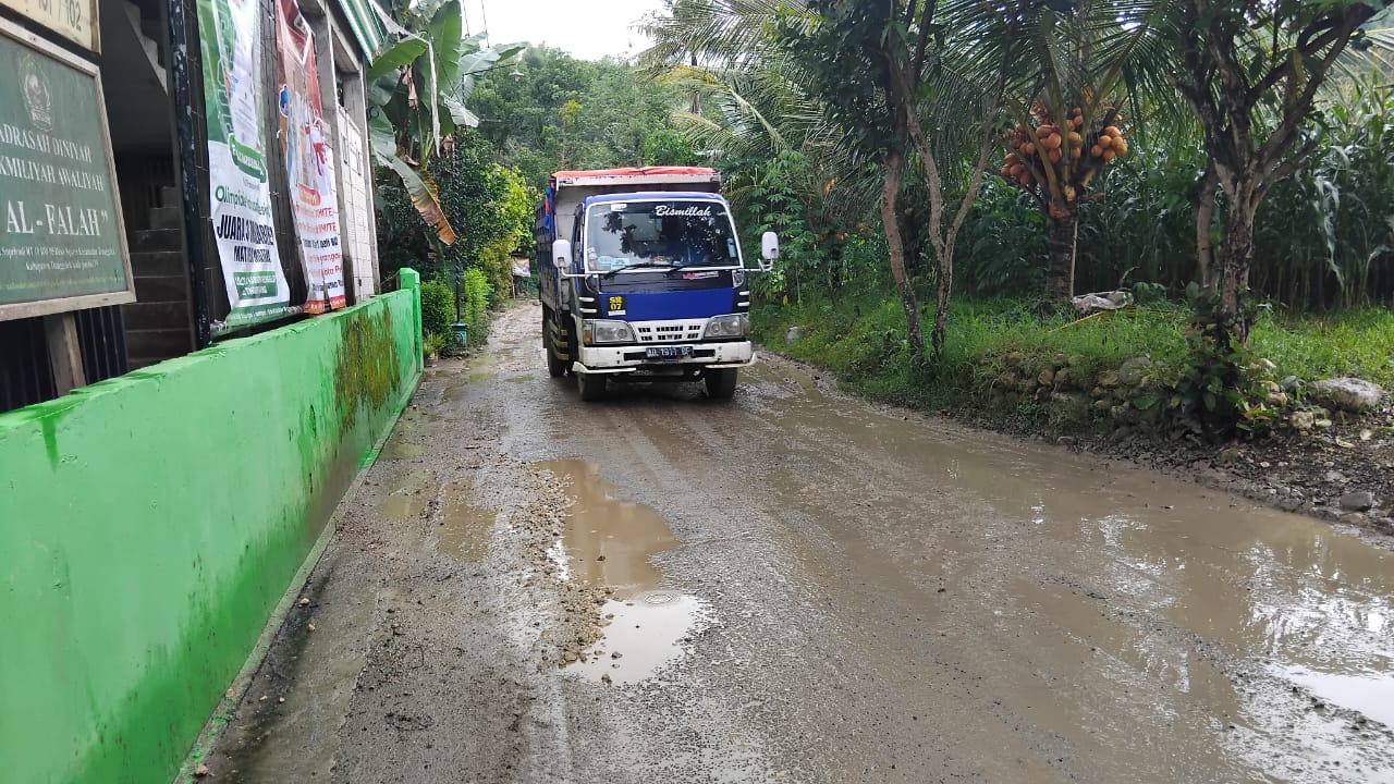 Salah satu ruas jalan di Desa Ngares, Kecamatan Trenggalek, mengalami kerusakan yang parah dan bahayakan pengunjung.