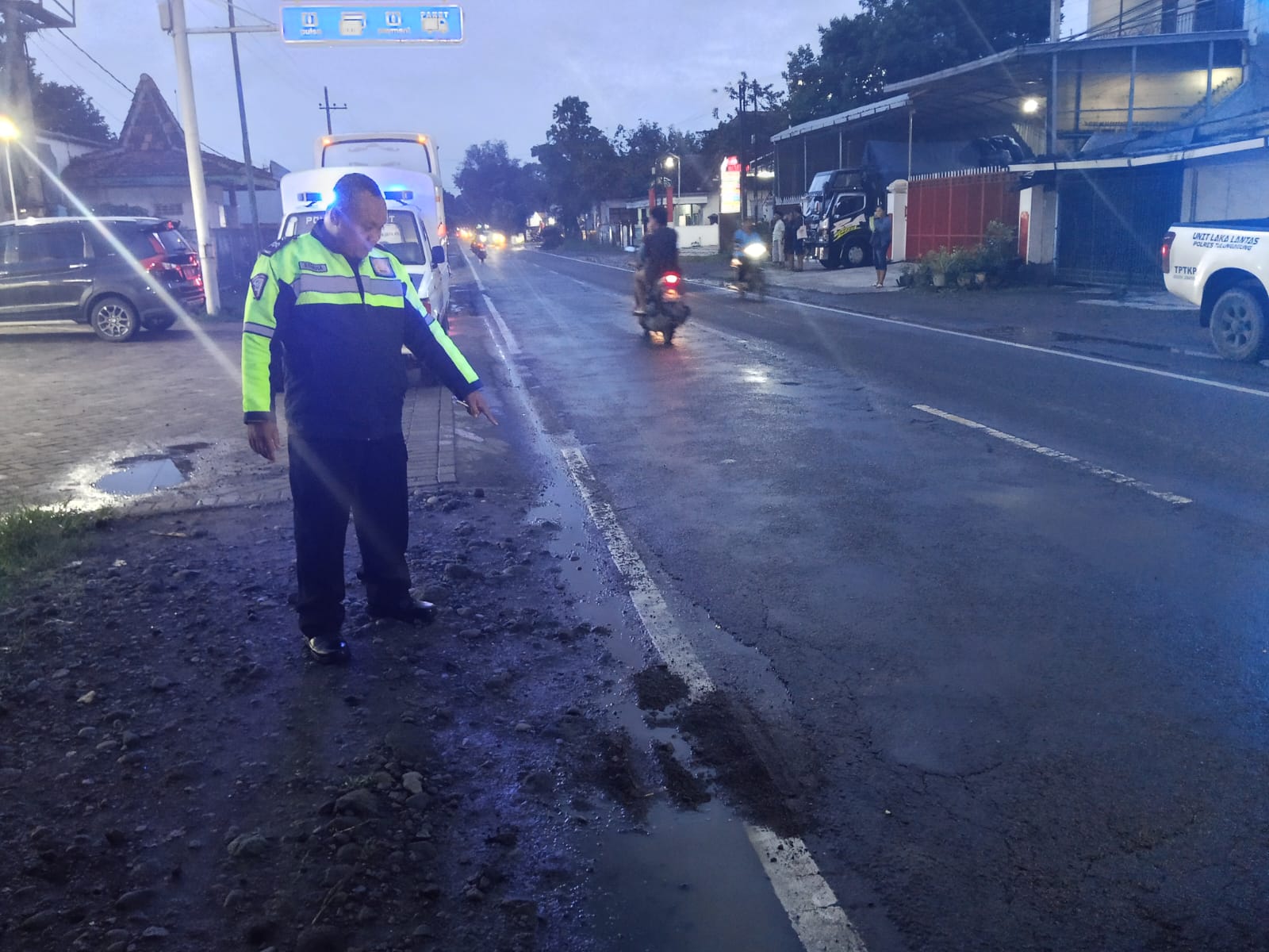 Kecelakaan lalu lintas yang menelan korban jiwa terjadi di Jalan Raya Desa Kaliwungu, Kecamatan Ngunut, Kabupaten Tulungagung, Jumat (14/11/2025).
