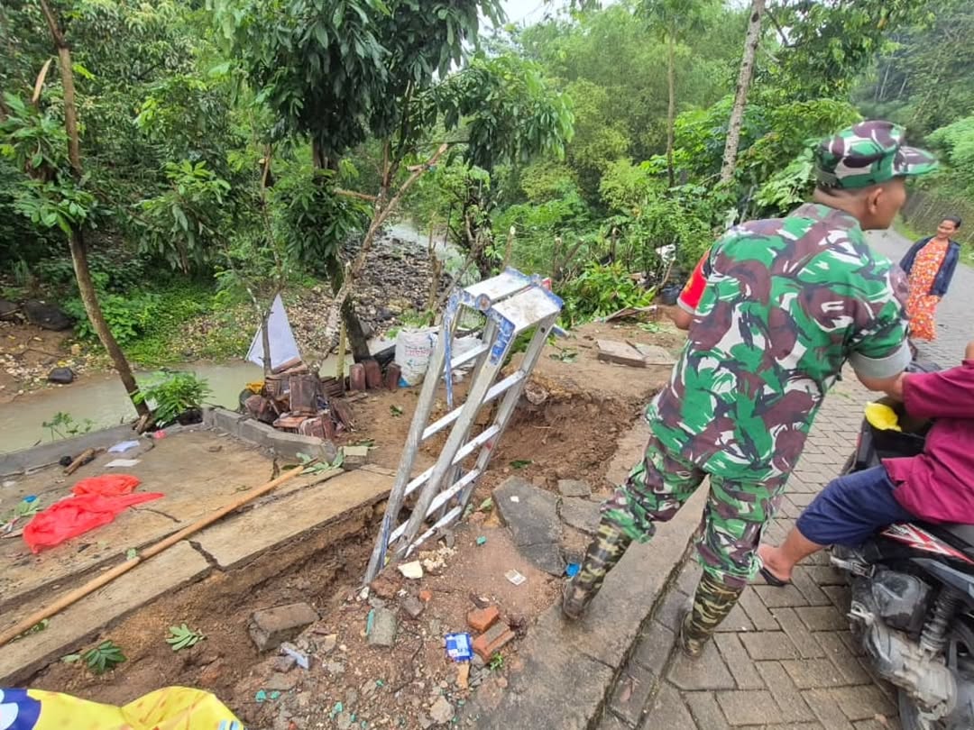 TRC Penanggulangan Bencana bersama warga melihat kondisi talud sungai yang jebol di wilayah Desa Mlinjon, Kecamatan Suruh, Kabupaten Trenggalek.