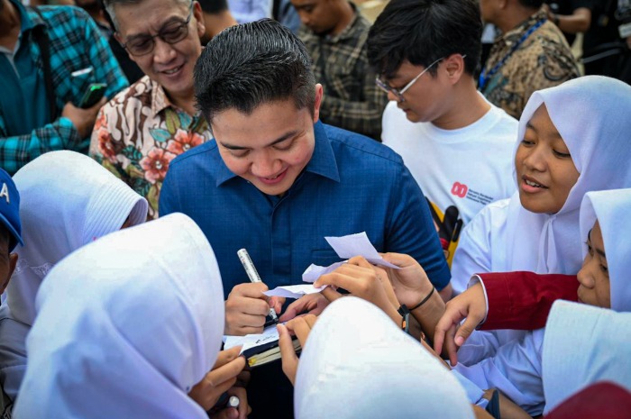 Sekretaris Kabinet (Seskab) RI, Teddy Indra Wijaya meninjau Sekolah Rakyat Menengah Atas 33 di Tangerang Selatan.