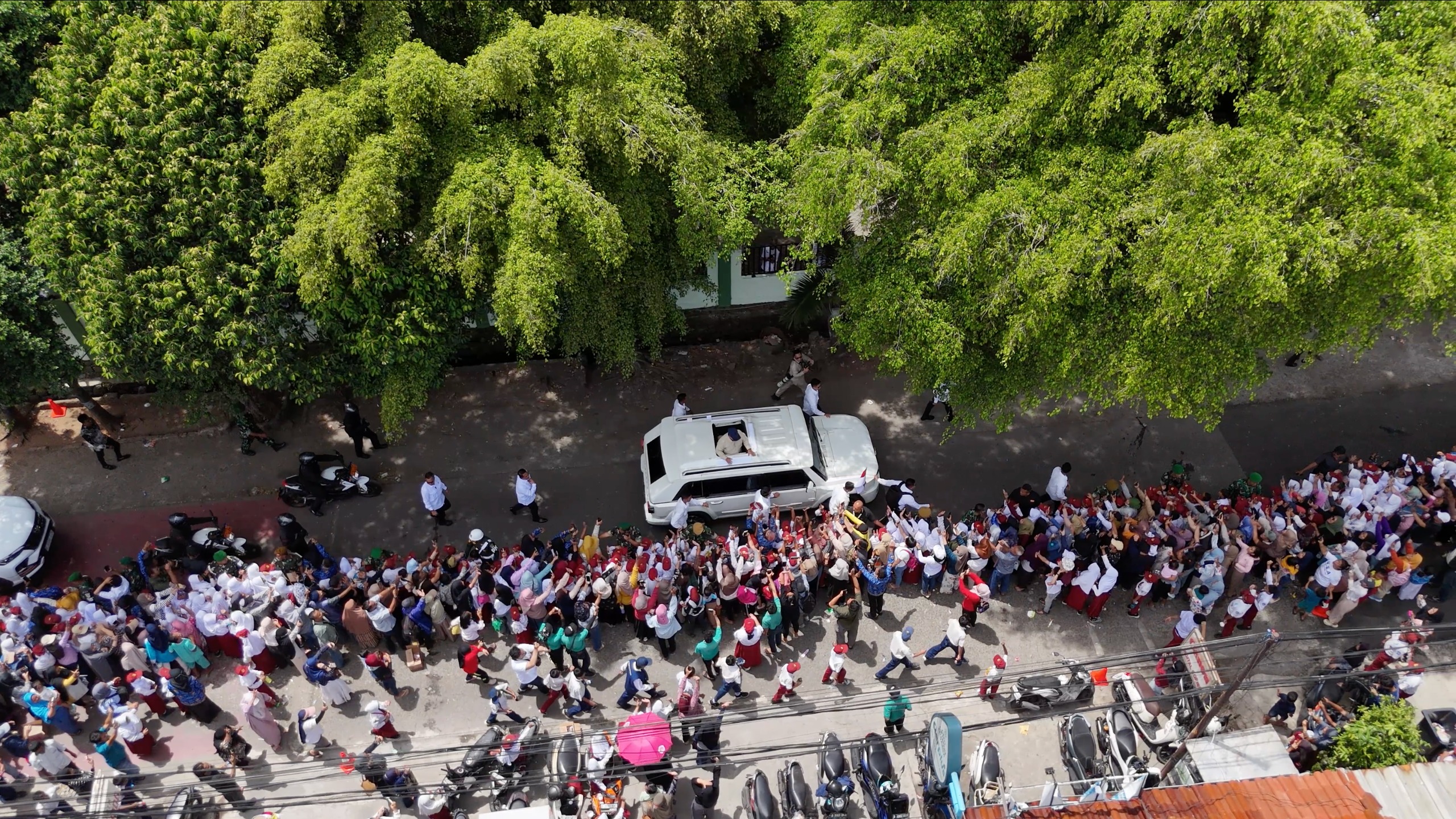 Kedatangan Presiden RI Prabowo Subianto di SMPN 4 Kota Bekasi, Jawa Barat, disambut meriah oleh siswa-siswi dan warga setempat,&nbsp;Senin (17/11/2025).&nbsp;&nbsp;