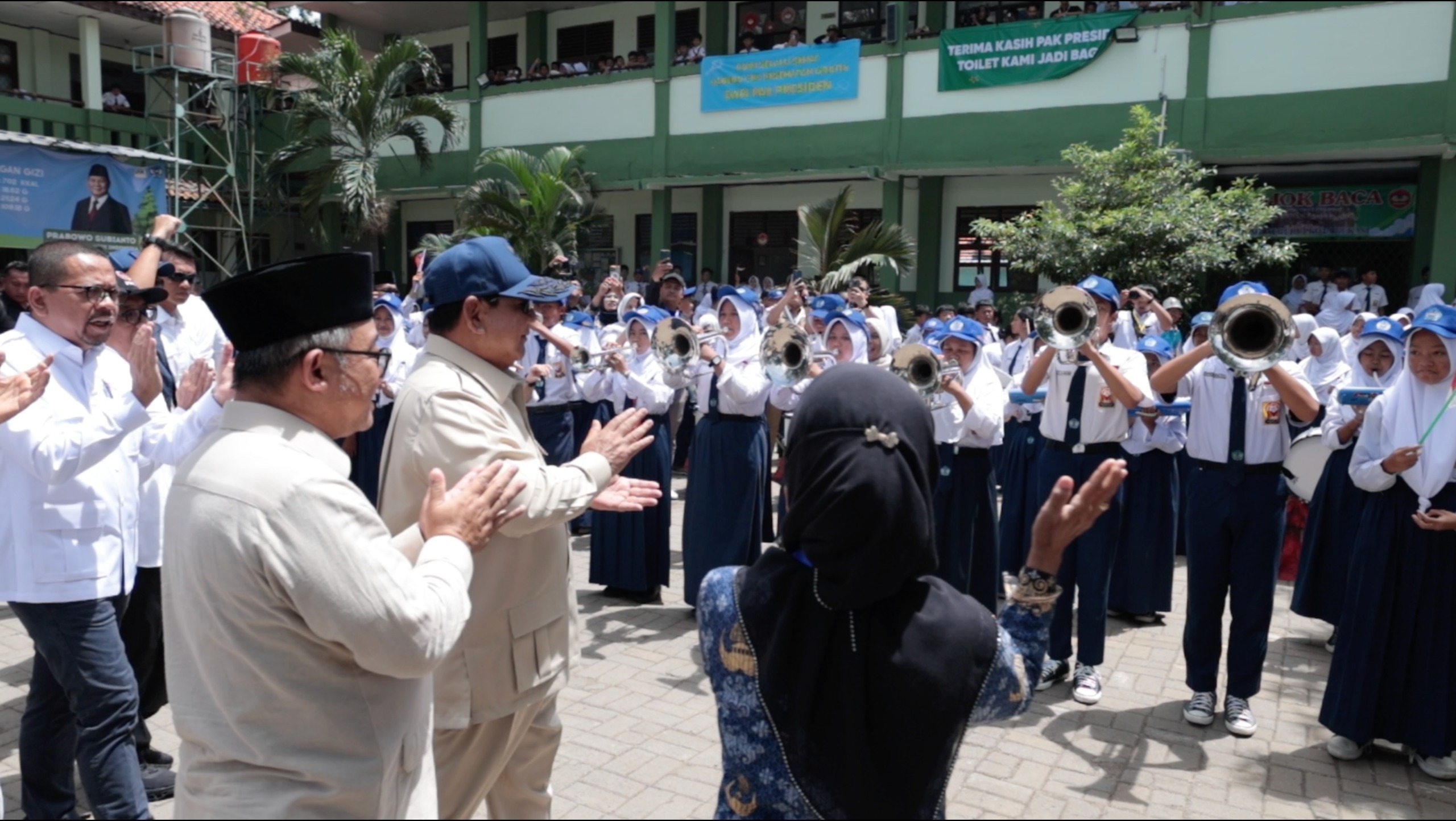 Presiden Prabowo dalam sesi interaktif via Zoom bersama 1.337 sekolah dari 38 provinsi di SMPN 4 Kota Bekasi, Jawa Barat, Senin (17/11/2025).