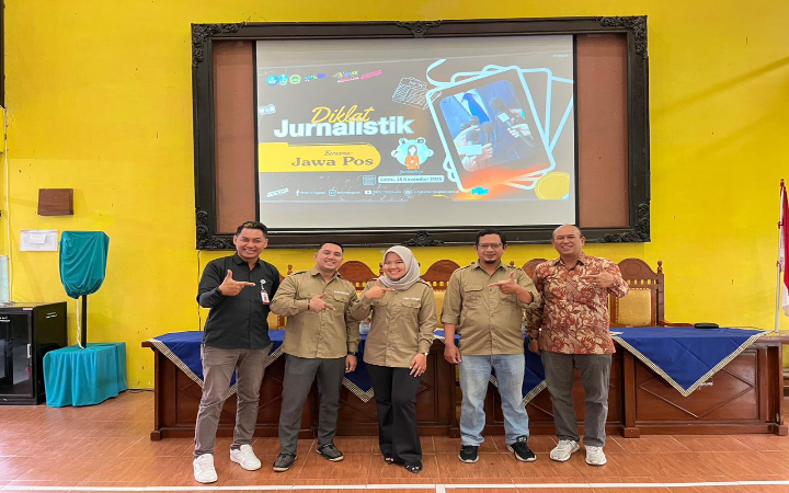 Waka SMKN 1 Pogalan dan  Tim Jawa Pos Radar Trenggalek  foto bersama usai pembukaan diklat jurnalistik  di aula sekolah setempat pada Sabtu (15/11/2025) pagi.