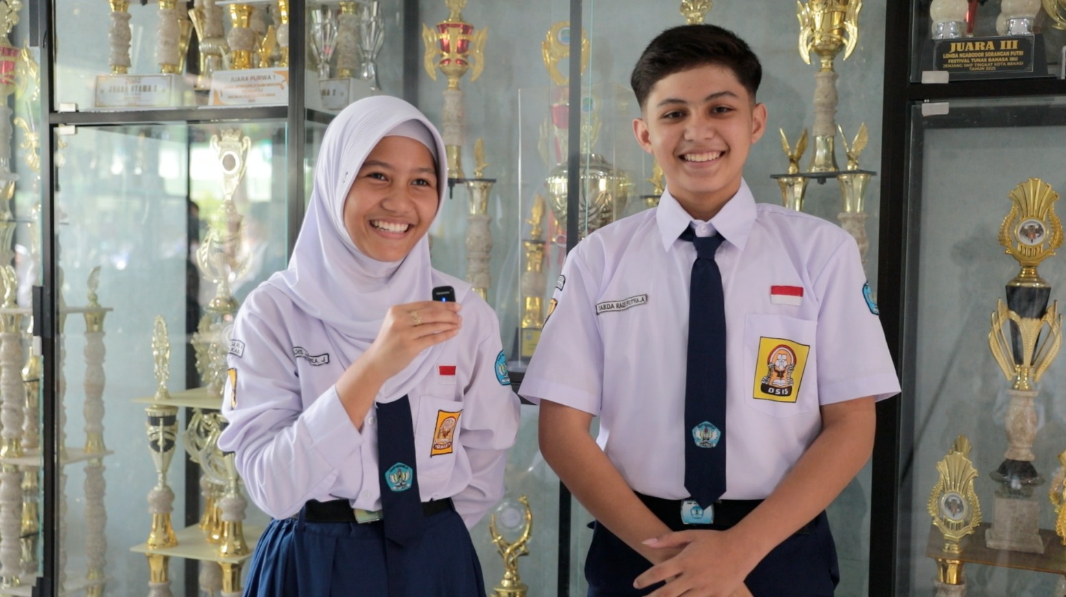 Siswa SMPN 4 Kota Bekasi, Bilqis Andrea Jasmin dan Sabda Rais Putra Alam, terpilih duduk di samping Presiden Prabowo dalam acara Peluncuran Digitalisasi Pembelajaran untuk Indonesia Cerdas.