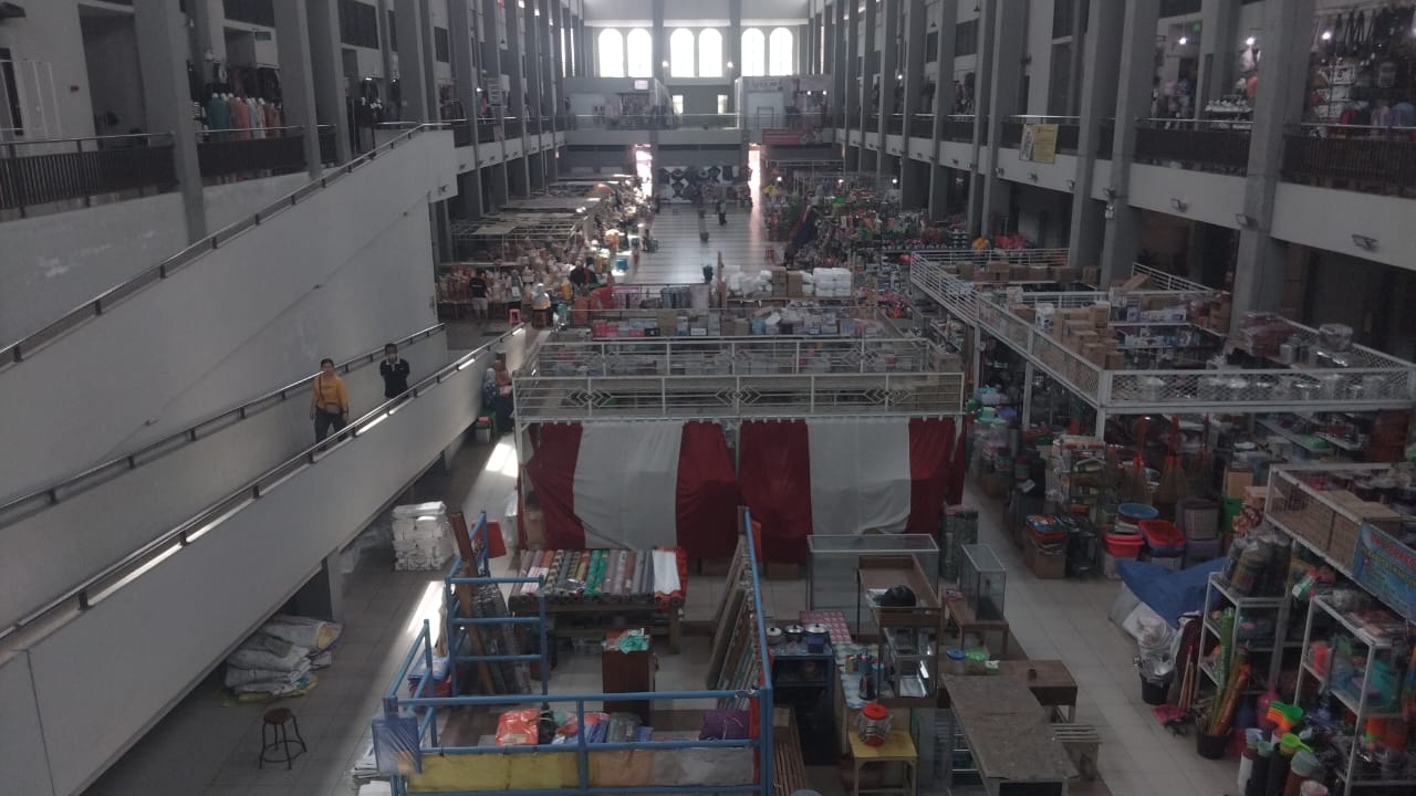 Pascakebakaran pada tahun 2018 silam, kondisi Pasar Pon Trenggalek tidak seramai sebelumnya dan jumlah pengunjung terus menurun.