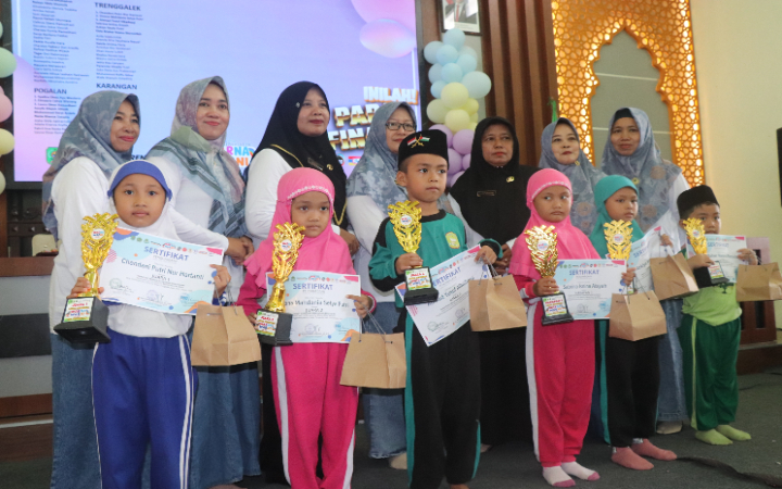Penyerahan penghargaan kepada pemenang di tingkat kecamatan dari masing-masing koordinator IGRA kecamatan.