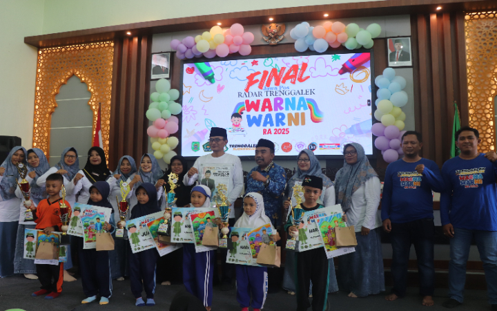 Para pemanang event Warna Warni RA 2025 tingkat Kabupaten Trenggalek bersama dengan Kepala Kemenag beserta jajaran dan pengurus IGRA Trenggalek, Senin (17/11/2025).