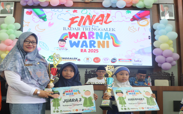 Ketua IGRA Trenggalek Umi SPd MPd menyerahkan penghargaan kepada juara 3.