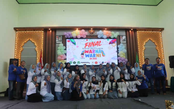 Pengurus IGRA Kabupaten Trenggalek dan Tim Jawa Pos Radar Trenggalek foro bersama usai kegiatan event Warna Warni RA 2025.