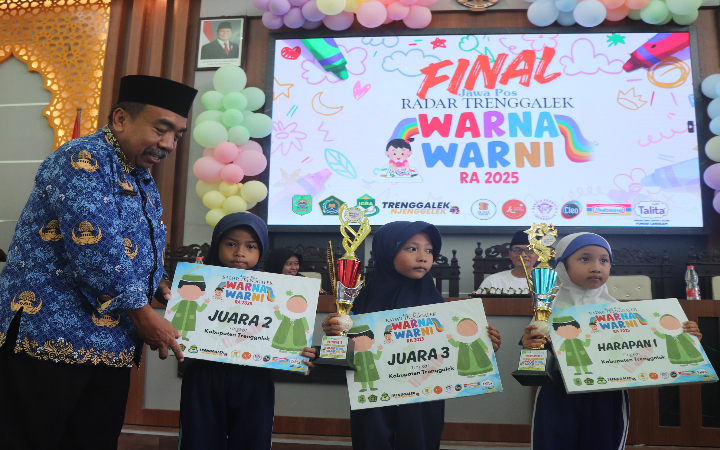 Kasi Pendma Kemenag Trenggalek Ahmad Basuki SPd MSi menyerahkan penghargaan kepada pemenang juara 2.