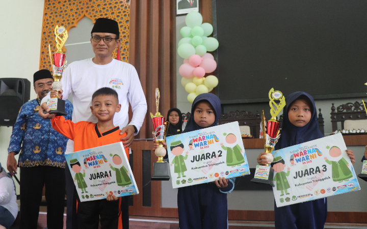 Kepala Kemenag Trenggalek Dr Drs M. Nur Ibadi SE MM menyerahkan penghargaan kepada pemenang juara 1.