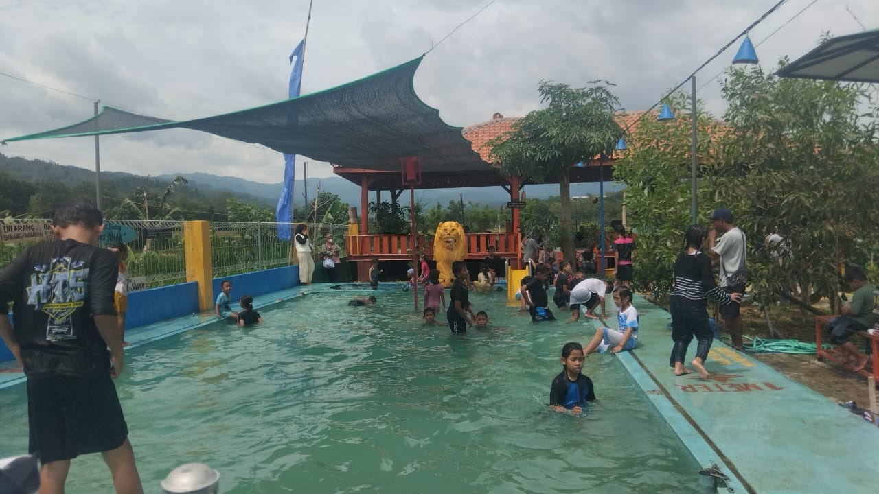 Geliat tempat wisata di pinggiran Kabupaten Trenggalek terus bergeliat. Termasuk di Desa Sukowetan, Kecamatan Karangan, ada wisata kolam renang gratis.