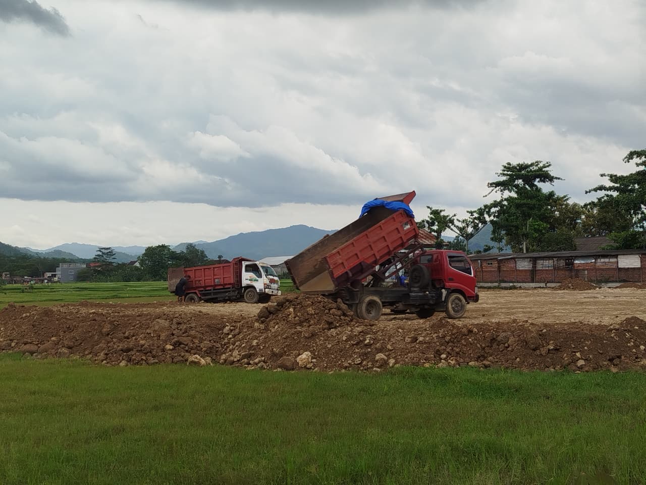Pengerjaan pengurukan lahan SR di area persawahan masuk Kelurahan Sumbergedong, Kabupaten Trenggalek, yang ditargetkan akhir tahun selesai.