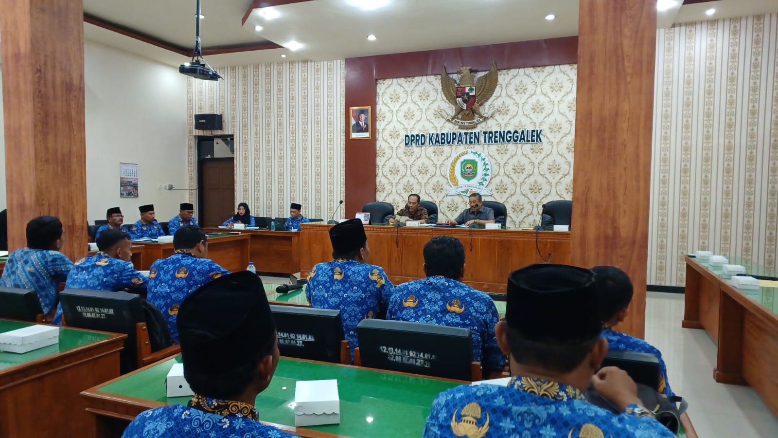 Para guru yang tergabung dalam Forum Guru SD Trenggalek koordinasi di DPRD agar dibuatkan peraturan untuk melindungi mereka ketika bertugas, Selasa (18/11/2025).
