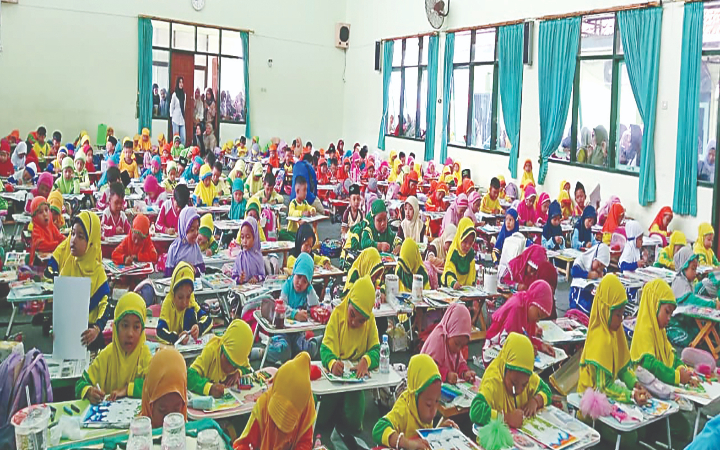 Para peserta final event Warna Warni RA 2025 di Trenggalek berjumlah 200 darai seleksi 2.600 peserta yang ikut, antusias menggambar di aula Kemenag Trenggalek, Senin (17/11/2025).