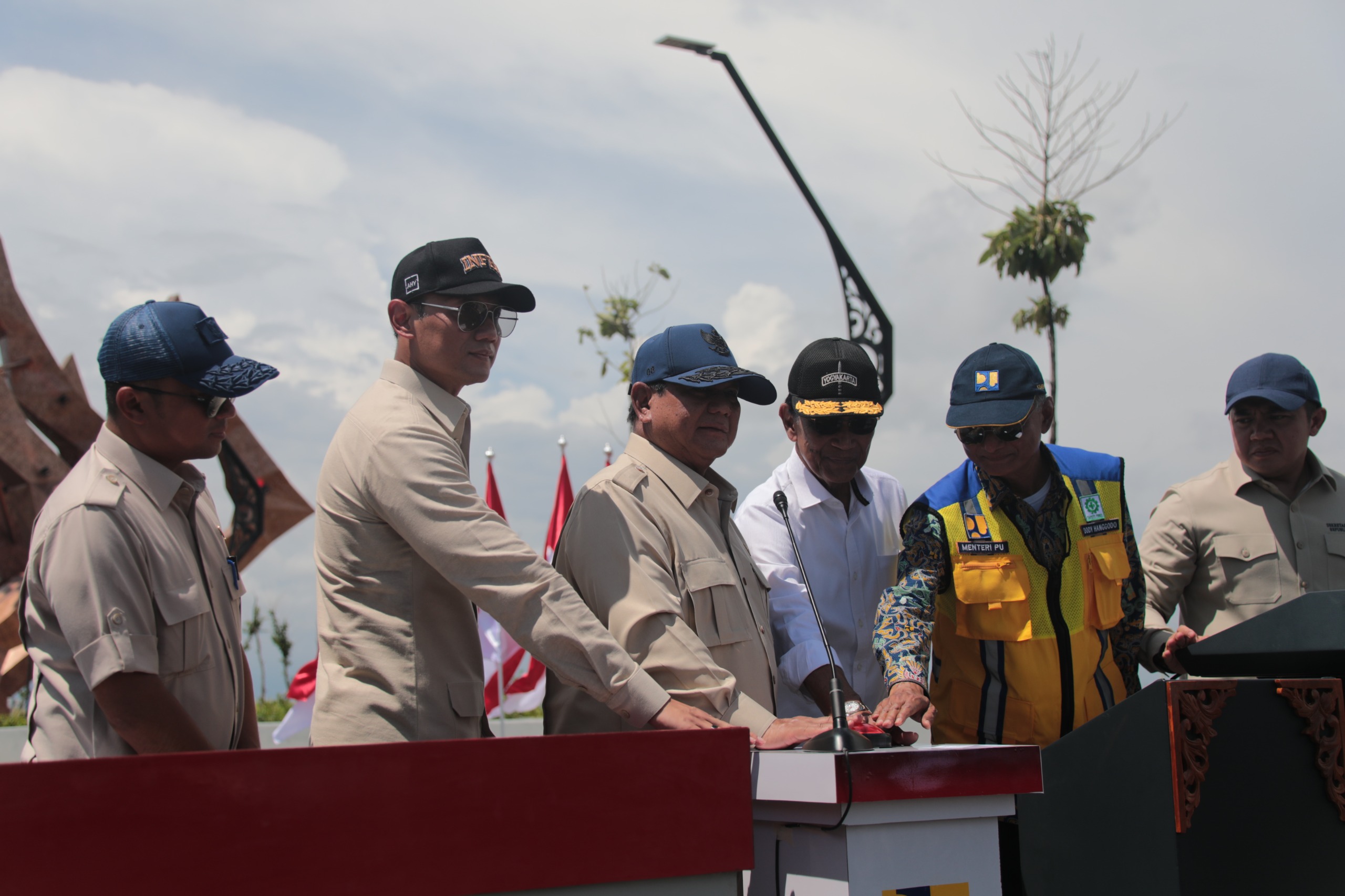Presiden Prabowo resmikan jembatan yang menghubungkan wilayah selatan DIY, Kabupaten Kulon Progo dan Kabupaten Bantul, Rabu (19/11/2025).