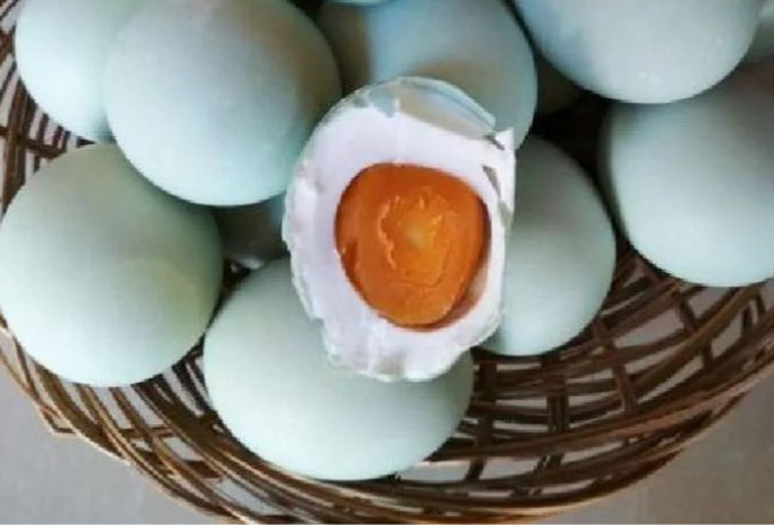 Proses pembuatan telur asin secara tradisional oleh pelaku UMKM. Olahan gurih ini terus diminati dan menjadi salah satu kuliner khas yang banyak dicari masyarakat.