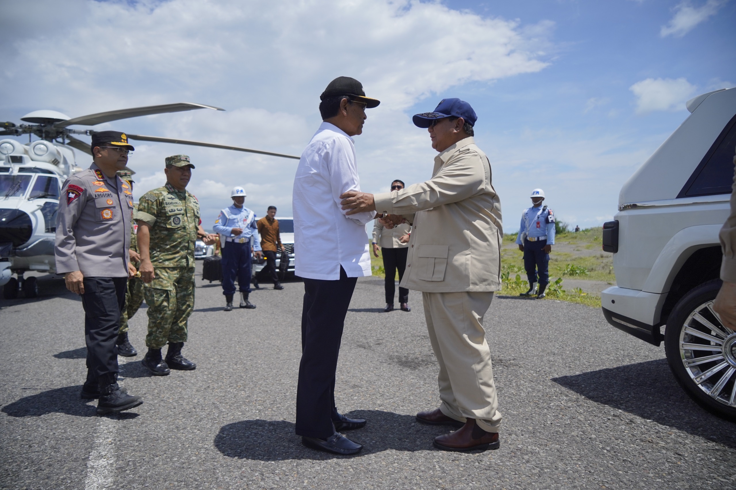 Presiden RI Prabowo Subianto hadir kompak dan duduk satu mobil bersama Gubernur DIY, Sri Sultan Hamengkubuwono X, dalam perjalanan ke lokasi peresmian Jembatan Banaran, Yogyakarta, Rabu (19/11/2025).