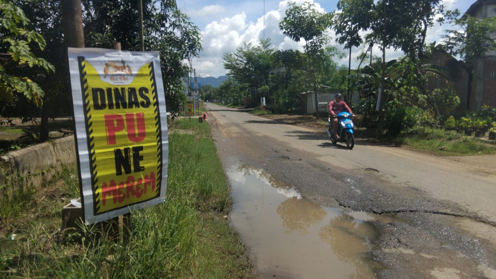 Warga Desa Woncoyo, Kecamatan Pogalan, Kabupaten Trenggalek, protes terkait kondisi jalan yang menghubungkan antarkecamatan.