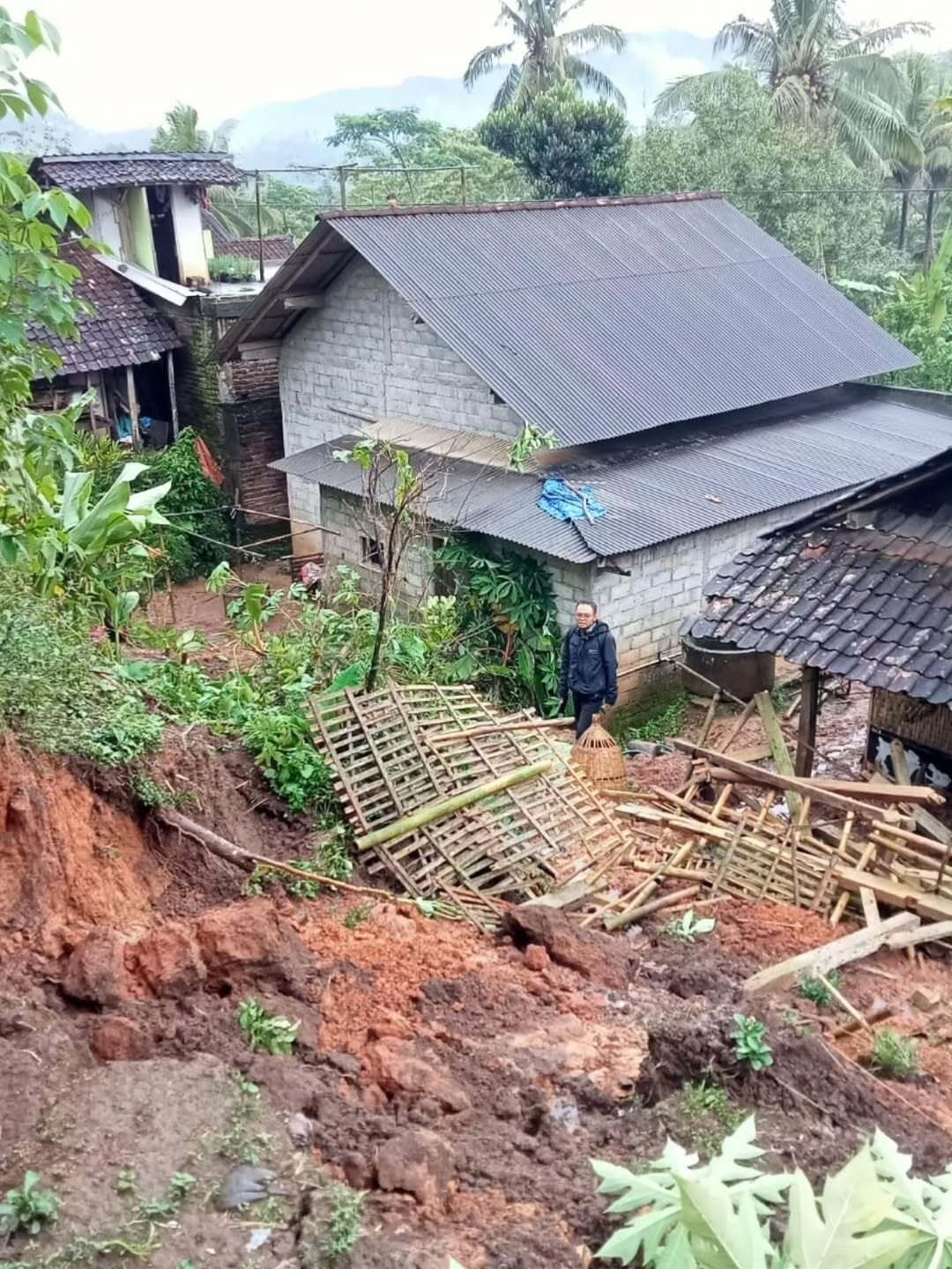 Hujan dengan intensitas sedang hingga deras yang mengguyur Kecamatan Pule, Kabupaten Trenggalek, mengakibatkan sejumlah rumah terdampak.
