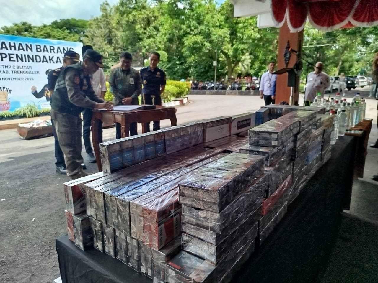 Tim gabungan ketika memusnahkan rokok ilegal yang didapat dari wilayah Trenggalek beberapa bulan ini.  &nbsp;